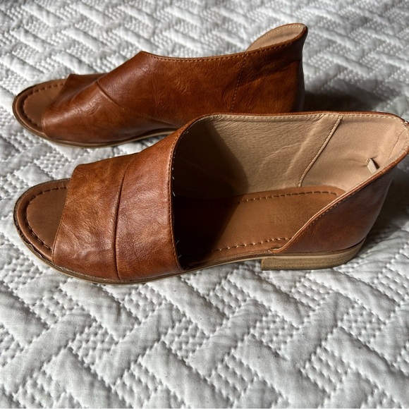 Catherine Malandrino Tan Leather Sandals - Picture 2 of 6